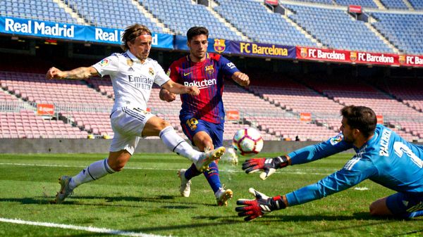 皇马对阵巴萨的足球比赛精彩瞬间